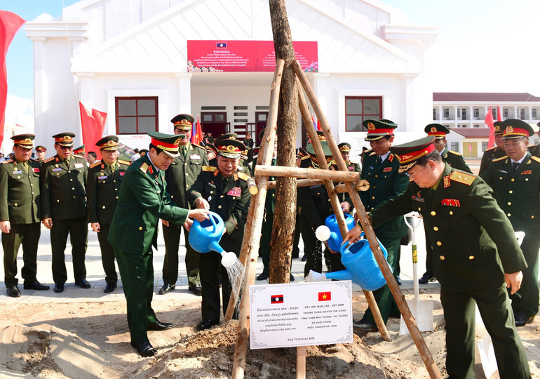 Các đại biểu trồng cây lưu niệm trong khuôn viên Trường. (Ảnh: Trịnh Dũng)