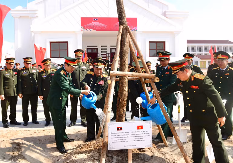 Các đại biểu trồng cây lưu niệm trong khuôn viên Trường. (Ảnh: Trịnh Dũng) Các đại biểu trồng cây lưu niệm trong khuôn viên Trường. (Ảnh: Trịnh Dũng)