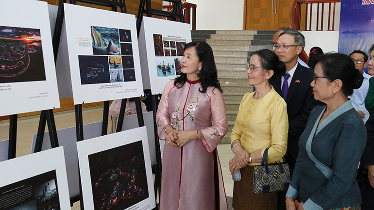 Các đại biểu và người dân tham quan những tác phẩm trưng bày tại triển lãm. Ảnh: Hải Tiến