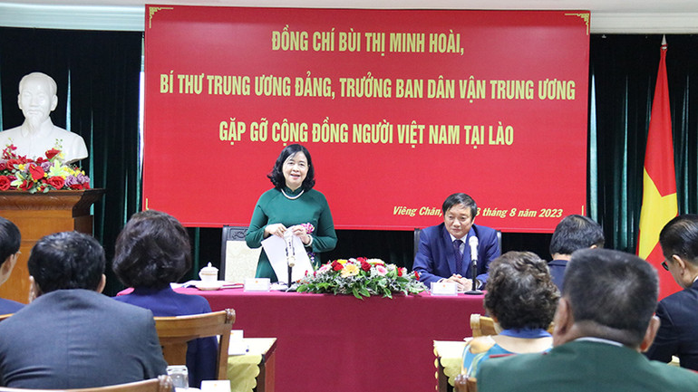 Đồng chí Bùi Thị Minh Hoài thăm, làm việc với Đại sứ quán và cộng đồng người Việt Nam tại Lào. (Ảnh: TRỊNH DŨNG) Đồng chí Bùi Thị Minh Hoài thăm, làm việc với Đại sứ quán và cộng đồng người Việt Nam tại Lào. (Ảnh: TRỊNH DŨNG)