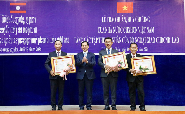 Phó Thủ tướng, Bộ trưởng Ngoại giao Bùi Thanh Sơn trao tặng Huân chương cao quý của nước Cộng hòa xã hội chủ nghĩa Việt Nam cho lãnh đạo Bộ Ngoại giao Lào có nhiều đóng góp trong Năm Đoàn kết hữu nghị Việt Nam-Lào 2022. Phó Thủ tướng, Bộ trưởng Ngoại giao Bùi Thanh Sơn trao tặng Huân chương cao quý của nước Cộng hòa xã hội chủ nghĩa Việt Nam cho lãnh đạo Bộ Ngoại giao Lào có nhiều đóng góp trong Năm Đoàn kết hữu nghị Việt Nam-Lào 2022.
