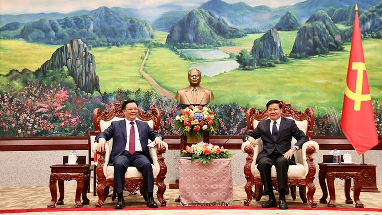 Đồng chí Đinh Tiến Dũng bày tỏ vui mừng về những kết quả quan trọng mà Lào đã đạt được trong thời gian qua dưới sự lãnh đạo của Đảng Nhân dân Cách mạng Lào. (Ảnh: TRỊNH DŨNG) Đồng chí Đinh Tiến Dũng bày tỏ vui mừng về những kết quả quan trọng mà Lào đã đạt được trong thời gian qua dưới sự lãnh đạo của Đảng Nhân dân Cách mạng Lào. (Ảnh: TRỊNH DŨNG)