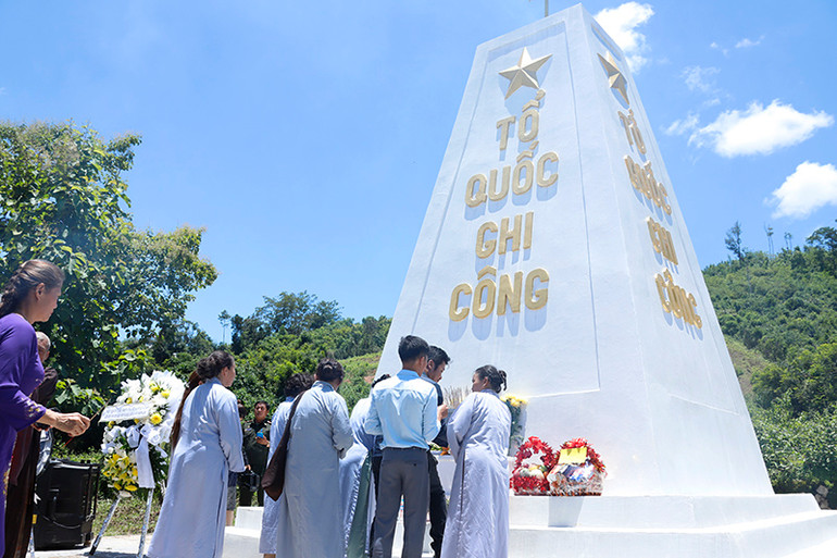 Tri ân các Anh hùng liệt sĩ tại Đài tưởng niệm các Anh hùng liệt sĩ Việt Nam tại bản Phaxang. (Ảnh: Trịnh Dũng)