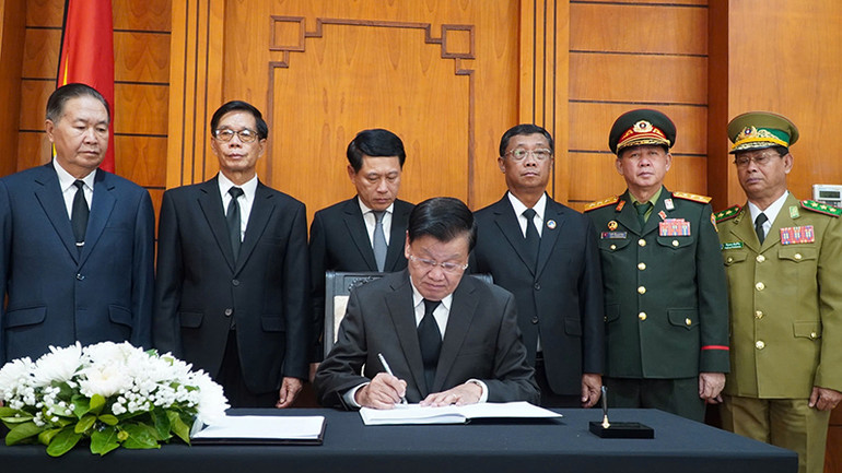 Thay mặt Đảng, Nhà nước, Mặt trận Lào, Tổng Bí thư, Chủ tịch nước Lào ghi sổ tang bày tỏ lòng tiếc thương vô hạn trước sự ra đi của đồng chí Trần Đức Lương. (Ảnh: HẢI TIẾN)