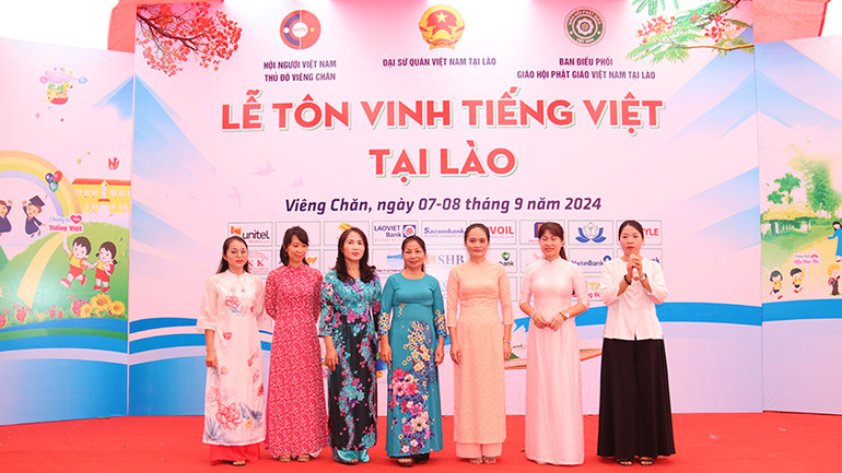 Ra mắt Ban tiếng Việt của Hội người Việt Nam thủ đô Vientiane. (Ảnh: Hải Tiến)