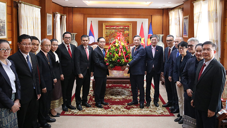 Đoàn Bộ Ngoại giao Lào chúc mừng Đại sứ quán Việt Nam tại Lào. Ảnh: Hải Tiến Đoàn Bộ Ngoại giao Lào chúc mừng Đại sứ quán Việt Nam tại Lào. Ảnh: Hải Tiến