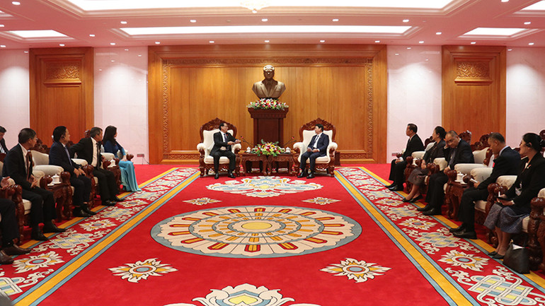 Đoàn đại biểu Quốc hội Việt Nam do Phó Chủ tịch Quốc hội Trần Quang Phương dẫn đầu đến chào Chủ tịch Quốc hội Lào Saysomphone Phomvihane. (Ảnh: HẢI TIẾN)