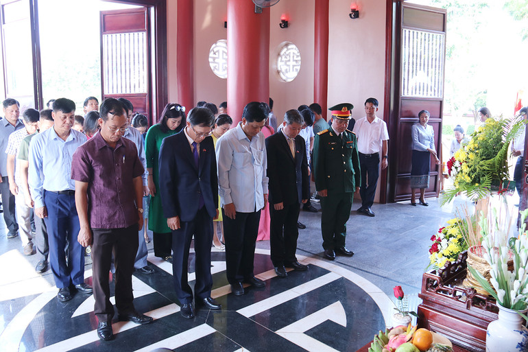 Đoàn đại biểu Đại sứ quán Việt Nam và các cơ quan bày tỏ lòng thành kính đối với Chủ tịch Hồ Chí Minh. (ẢNH: TRINH DŨNG)