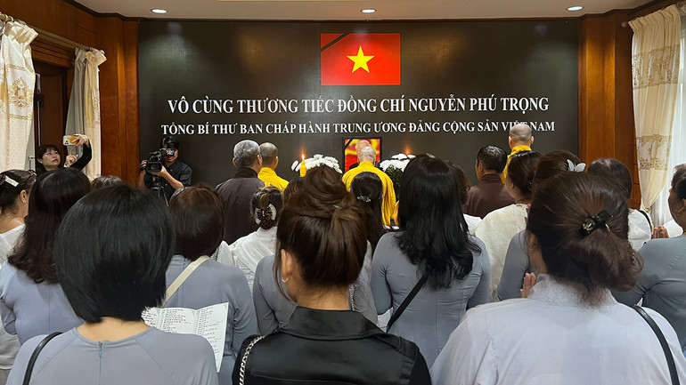 Cũng trong sáng 25/7, đoàn đại biểu Quốc hội Lào cùng nhiều đoàn đại biểu các bộ, ngành Trung ương và Thủ đô Vientiane; đại diện các Đại sứ quán, các tổ chức quốc tế, cộng đồng người Việt Nam tại thủ đô Vientiane cũng đã đến viếng Tổng Bí thư Nguyễn Phú Trọng. Ảnh: Cộng đồng Phật tử người Việt Nam tại Lào tưởng niệm Tổng Bí thư Nguyễn Phú Trọng. Cũng trong sáng 25/7, đoàn đại biểu Quốc hội Lào cùng nhiều đoàn đại biểu các bộ, ngành Trung ương và Thủ đô Vientiane; đại diện các Đại sứ quán, các tổ chức quốc tế, cộng đồng người Việt Nam tại thủ đô Vientiane cũng đã đến viếng Tổng Bí thư Nguyễn Phú Trọng. Ảnh: Cộng đồng Phật tử người Việt Nam tại Lào tưởng niệm Tổng Bí thư Nguyễn Phú Trọng.