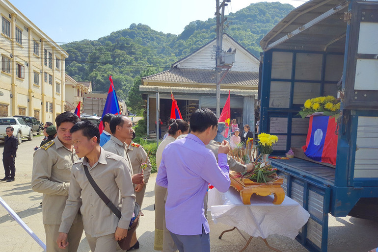 Tiễn đưa các anh hùng liệt sĩ về đất Mẹ. (Ảnh: Trịnh Dũng)