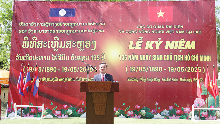 Đại sứ Nguyễn Minh Tâm đọc diễn văn tại buổi lễ. (Ảnh: HẢI TIẾN)