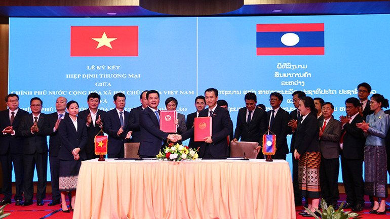 Bộ trưởng Nguyễn Hồng Diên cùng Bộ trưởng Công thương Lào ký kết mới Hiệp định Thương mại Việt Nam-Lào. Ảnh: Trịnh Dũng