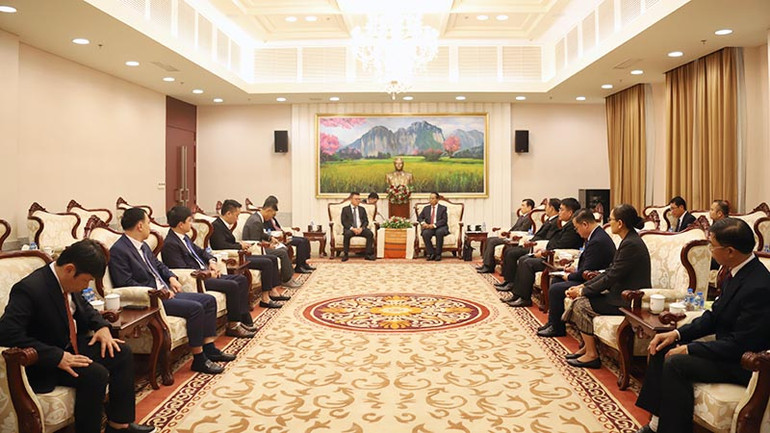 Quang cảnh buổi tiếp Đoàn Báo Nhân Dân của Thường trực Ban Bí thư Đảng Nhân dân Cách mạng Lào, Phó Chủ tịch nước Lào Bounthong Chitmany. (Ảnh: Hải Tiến)