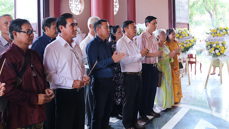 Đoàn đại biểu Tổng hội người Việt Nam tại Lào dâng hương tưởng niệm Chủ tịch Hồ Chí Minh. Ảnh: TRỊNH DŨNG