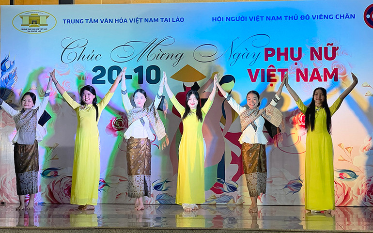Tiết mục văn nghệ do các em học sinh Trường song ngữ Lào-Việt Nam Nguyễn Du biểu diễn. (Ảnh: Trịnh Dũng)