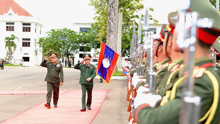 Thượng tướng Trịnh Văn Quyết và Thượng tướng Thongloi Silivong duyệt đội danh dự Quân đội nhân dân Lào. (Ảnh: TRỊNH DŨNG)