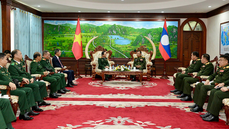 Thượng tướng Trịnh Văn Quyết chào xã giao Đại tướng Chansamone Chanyalath, Phó Thủ tướng, Bộ trưởng Quốc phòng Lào. (Ảnh: TRỊNH DŨNG)