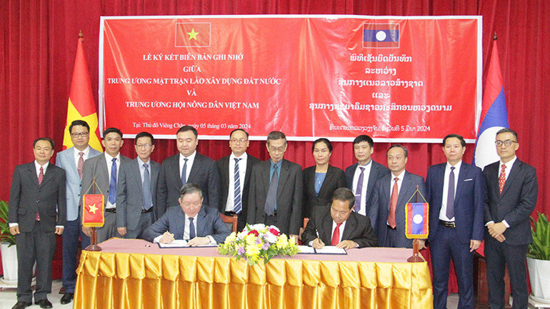 Lễ ký Biên bản ghi nhớ hợp tác giữa Trung ương Hội Nông dân Việt Nam và Trung ương Mặt trận Lào xây dựng đất nước giai đoạn 2025-2030. Ảnh: HẢI TIẾN