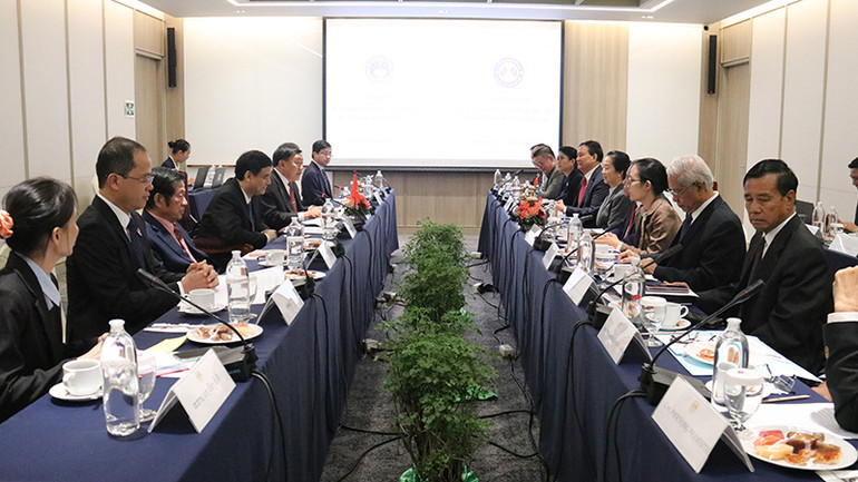 Hội đàm giữa Đoàn đại biểu Hội Hữu nghị Việt Nam-Lào và Đoàn đại biểu Hội Hữu nghị Lào-Việt Nam. (Ảnh: Hải Tiến)