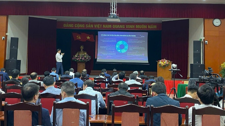 Đại biểu báo cáo tham luận tại hội nghị.