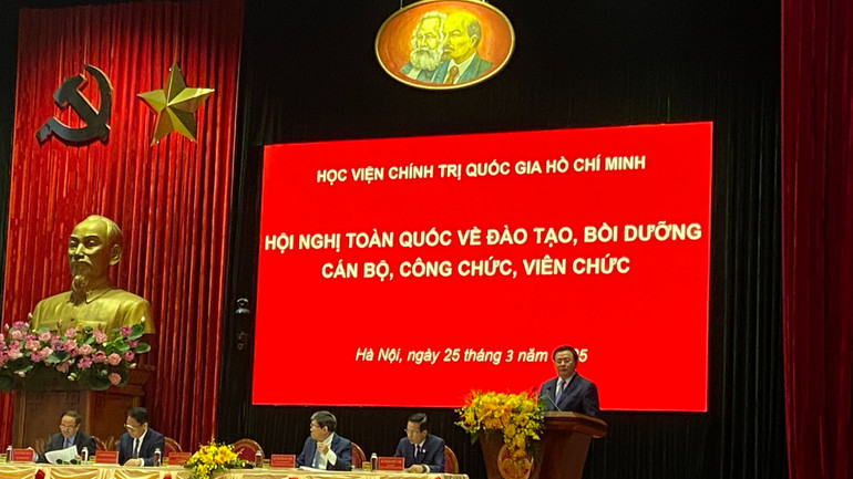 Đồng chí Nguyễn Xuân Thắng phát biểu chỉ đạo hội nghị.