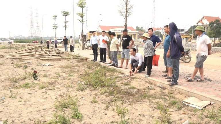 Huyện Văn Giang, Hưng Yên bàn giao đất tái định cư cho hộ dân liên quan Dự án đường Vành đai 4. (Ảnh: Cổng Thông tin điện tử tỉnh Hưng Yên) Huyện Văn Giang, Hưng Yên bàn giao đất tái định cư cho hộ dân liên quan Dự án đường Vành đai 4. (Ảnh: Cổng Thông tin điện tử tỉnh Hưng Yên)