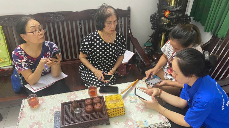 Thanh niên đến nhà dân hướng dẫn sử dụng công nghệ trên điện thoại.