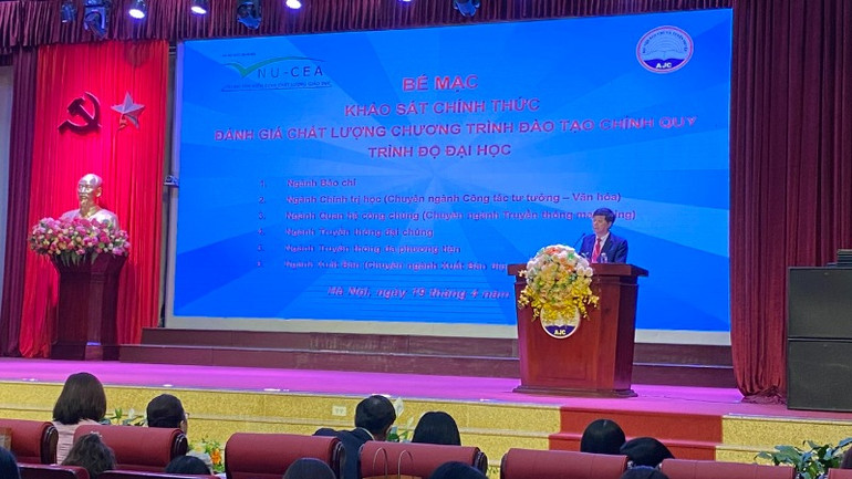 Phó Giáo sư, Tiến sĩ Phạm Minh Sơn, Giám đốc Học viện Báo chí và Tuyên truyền phát biểu.