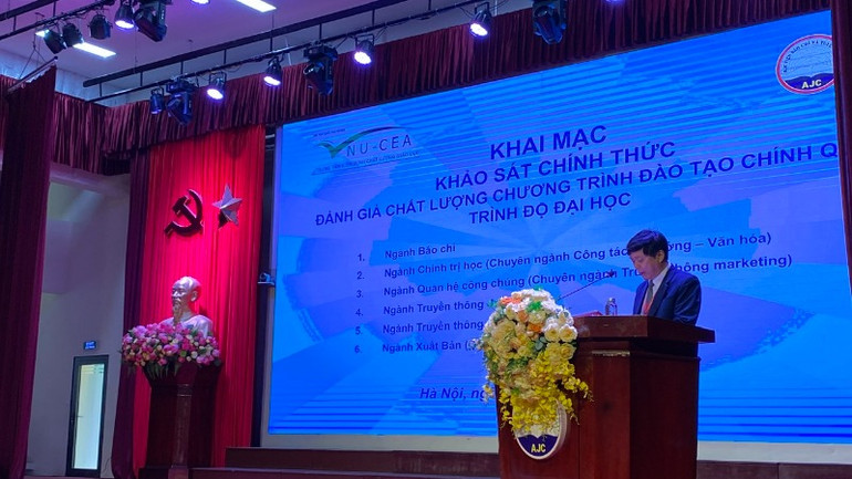 Phó Giáo sư, Tiến sĩ Phạm Minh Sơn, Giám đốc Học viện Báo chí và Tuyên truyền phát biểu tại buổi lễ.