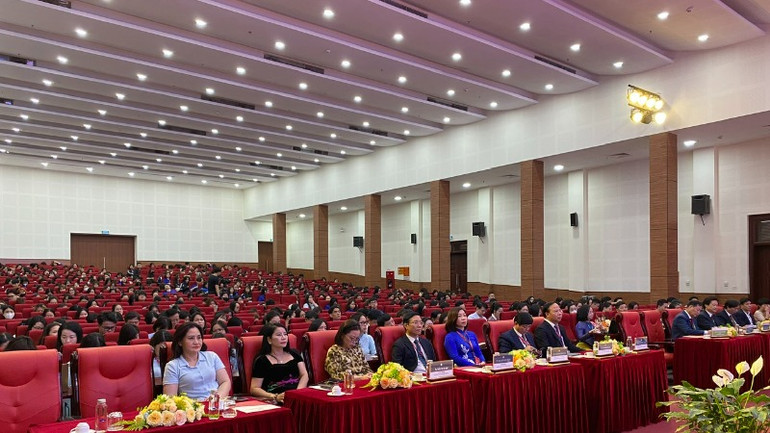 Các đại biểu và học viên tham dự lễ khai mạc.