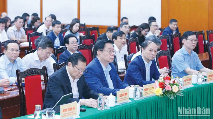 Đồng chí Nguyễn Trọng Nghĩa, Ủy viên Bộ Chính trị, Bí thư Trung ương Đảng, Trưởng Ban Tuyên giáo và Dân vận Trung ương chủ trì hội nghị.