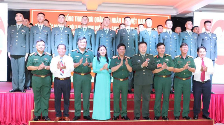 Thượng tướng Nguyễn Văn Nghĩa, Phó Tổng Tham mưu trưởng Quân đội nhân dân Việt Nam và các đại biểu chụp hình lưu niệm với đoàn Quân đội Trung Quốc.