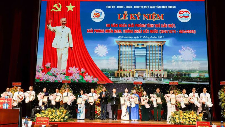 Tôn vinh, khen thưởng các cá nhân, tập thể có thành tích xuất sắc, tiêu biểu, đóng góp nổi bật vào sự phát triển của tỉnh Bình Dương giai đoạn 1975-2025.