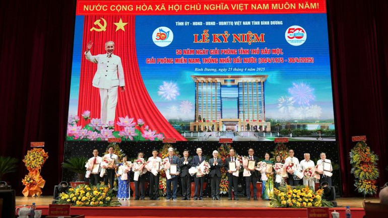 Tôn vinh, khen thưởng các đồng chí nguyên lãnh đạo tỉnh Bình Dương có thành tích xuất sắc, tiêu biểu, đóng góp nổi bật vào sự phát triển của tỉnh Bình Dương giai đoạn 1975-2025.