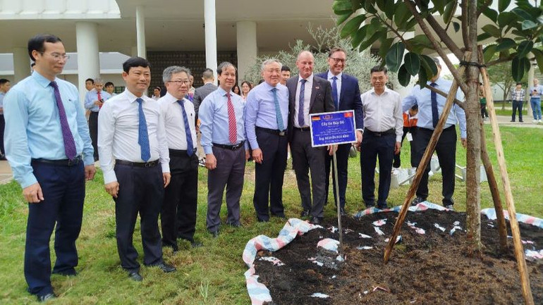 Phó Thủ tướng Thường trực Chính phủ Nguyễn Hòa Bình và các đại biểu trồng cây lưu niệm tại Trường đại học Việt Đức.