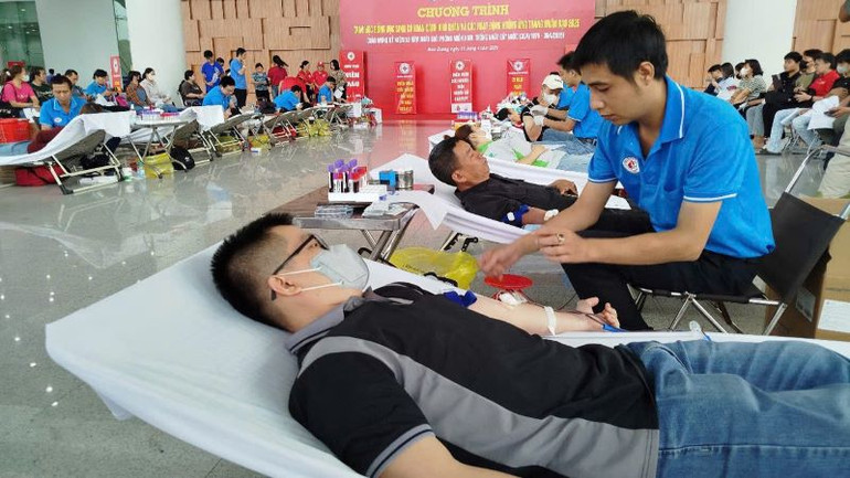 Ngày hội hiến máu tình nguyện đã thu hút nhiều người tham gia.