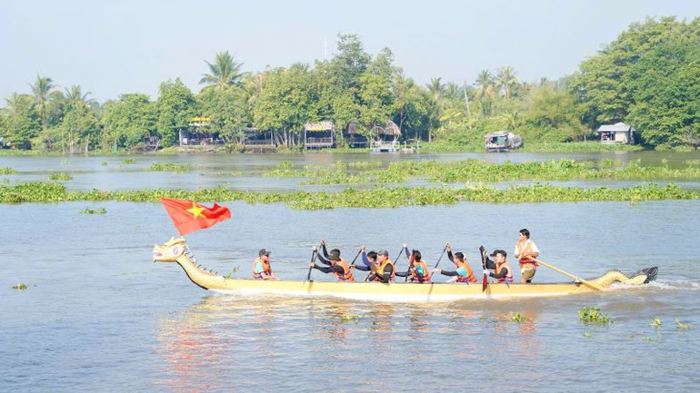 Các đội thuyền tranh tài sôi nổi trước sự cổ vũ nhiệt tình của đông đảo khán giả.