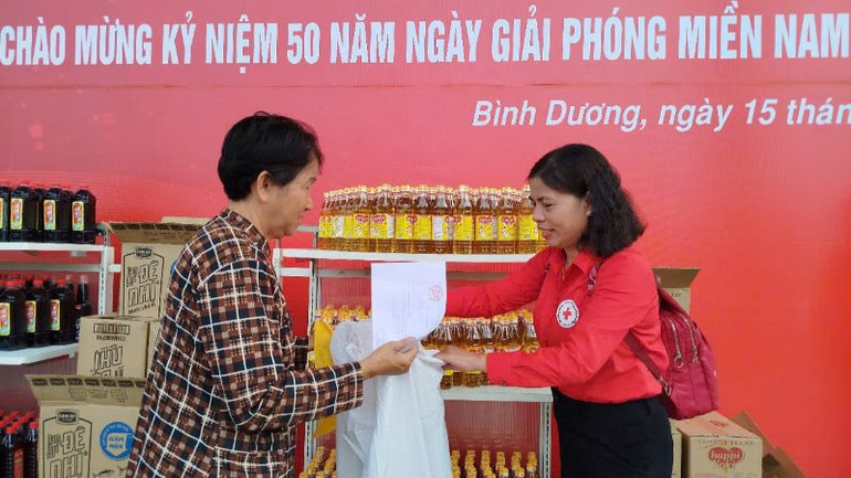 Phiên “Chợ 0 đồng” hỗ trợ hàng hoá, nhu yếu phẩm thiết yếu cho 500 người dân khó khăn.