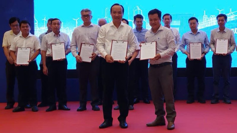 Trao Bảng ký kết Quy chế phối hợp giữa Ban Quản lý các khu công nghiệp tỉnh Bình Dương và chủ đầu tư các khu công nghiệp.