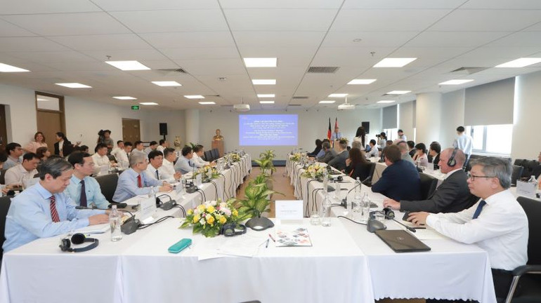 Toàn cảnh buổi thăm và làm việc.