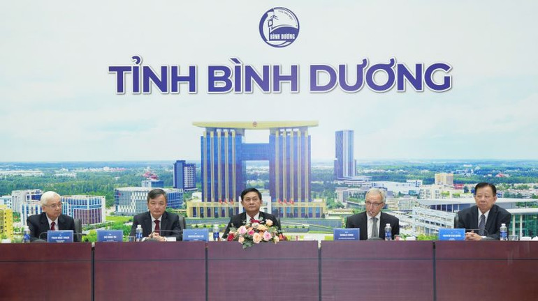 Lãnh đạo tỉnh Bình Dương, lãnh đạo Tổng công ty Becamex IDC và lãnh đạo Viện Hệ thống Nano Điện tử Fraunhofer ENAS tại buổi ký kết.