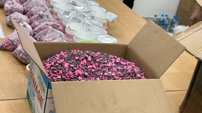 Ma túy được đựng trong các túi bánh kẹo, chai đựng mỹ phẩm. Ma túy được đựng trong các túi bánh kẹo, chai đựng mỹ phẩm.