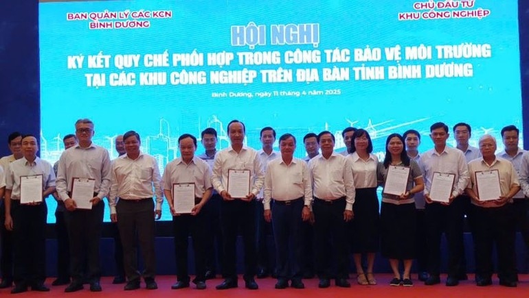 Lãnh đạo Ủy ban nhân dân tỉnh Bình Dương và các đại biểu chụp hình lưu niệm với doanh nghiệp chủ đầu tư các khu công nghiệp.