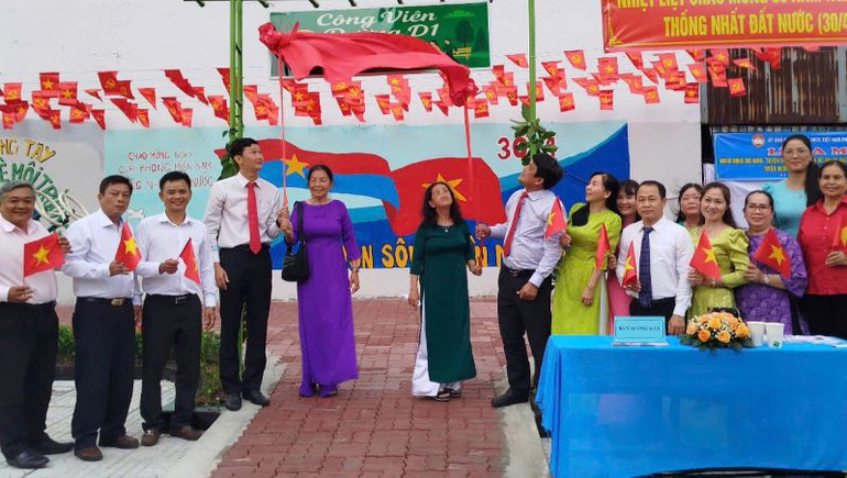 Các đại biểu thực hiện nghi thức khánh thành công viên tại các khu dân cư được xây dựng từ nguồn xã hội tại Ngày hội "Thống nhất non sông".