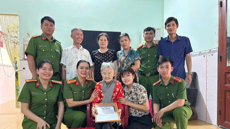 Phòng Cảnh sát Quản lý hành chính về trật tự xã hội Công an tỉnh Bình Dương lấy mẫu ADN cho Mẹ Việt Nam Anh hùng, thân nhân liệt sĩ chưa xác định danh tính.