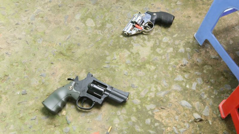 Hai khẩu súng mà đối tượng Lê Thành Vinh sử dụng khống chế chị K.