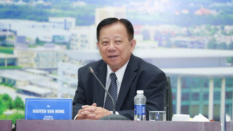 Chủ tịch Hội đồng quản trị Tổng công ty Becamex IDC Nguyễn Văn Hùng tại buổi ký kết.