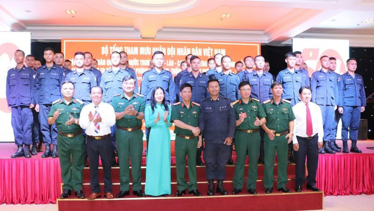 Thượng tướng Nguyễn Văn Nghĩa, Phó Tổng Tham mưu trưởng Quân đội nhân dân Việt Nam và các đại biểu chụp hình lưu niệm với đoàn Quân đội Campuchia.