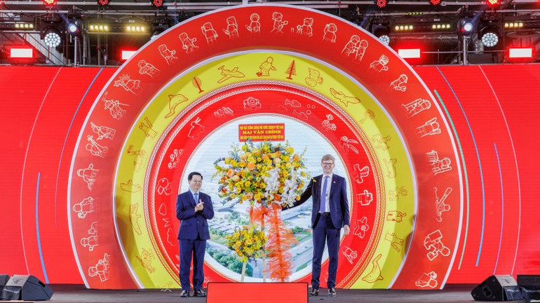 Phó Thủ tướng Chính phủ Mai Văn Chính trao tặng hoa chúc mừng khánh thành Nhà máy LEGO Việt Nam. Phó Thủ tướng Chính phủ Mai Văn Chính trao tặng hoa chúc mừng khánh thành Nhà máy LEGO Việt Nam.