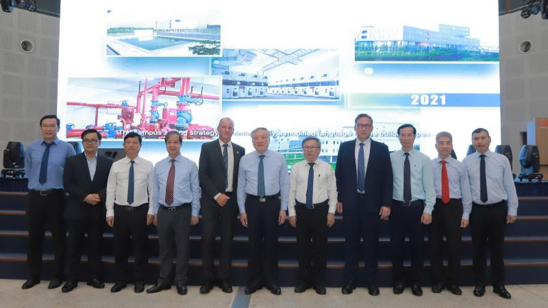 Phó Thủ tướng Thường trực Chính phủ Nguyễn Hòa Bình cùng các đại biểu và lãnh đạo Trường đại học Việt Đức chụp hình lưu niệm tại trường.